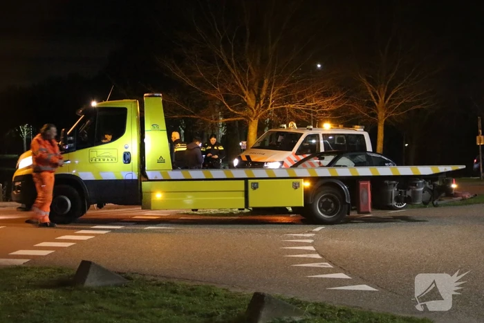 Auto vliegt uit de bocht op rotonde