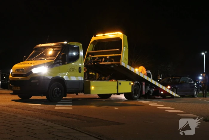 Auto vliegt uit de bocht op rotonde