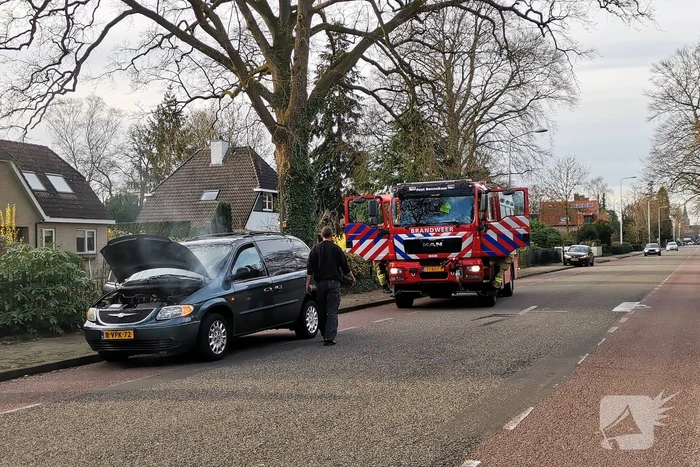 Rook onder de motorkap van de auto