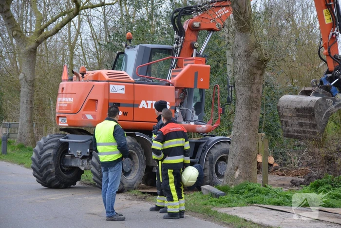 Mobiele graafmachine vliegt in brand bij werkzaamheden