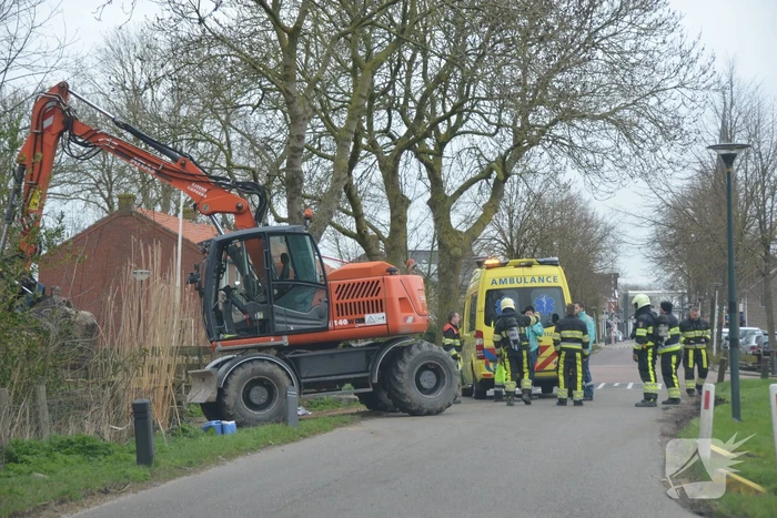 Mobiele graafmachine vliegt in brand bij werkzaamheden