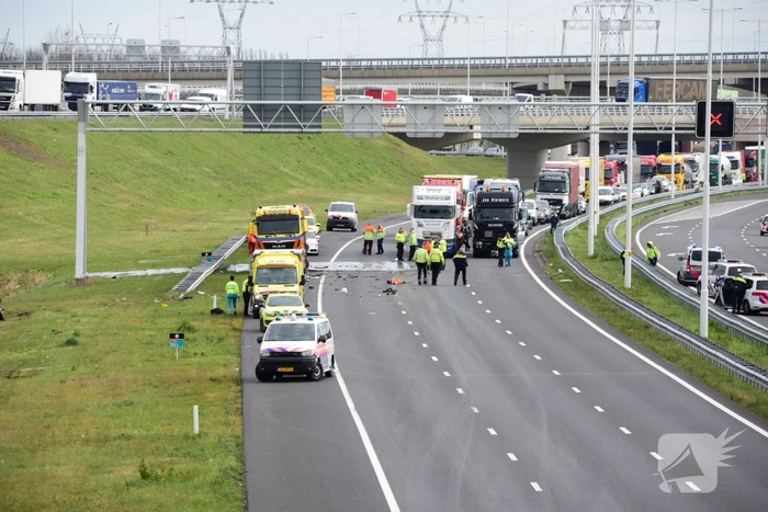 Snelweg afgesloten na ongeval met twee vrachtwagens