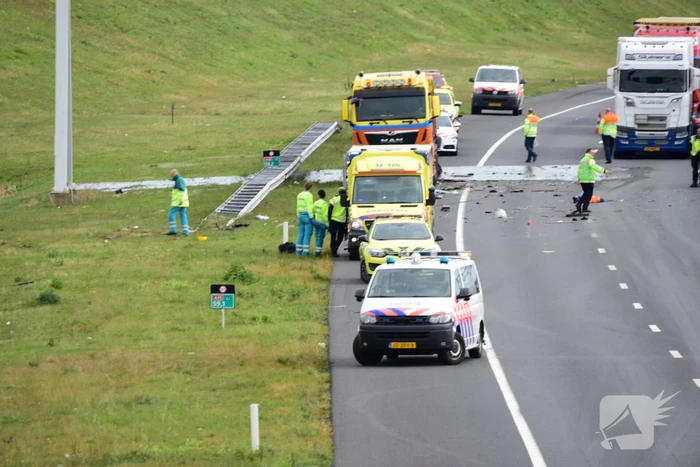 Snelweg afgesloten na ongeval met twee vrachtwagens