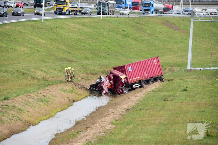 Snelweg afgesloten na ongeval met twee vrachtwagens