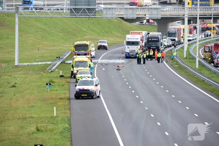 Snelweg afgesloten na ongeval met twee vrachtwagens