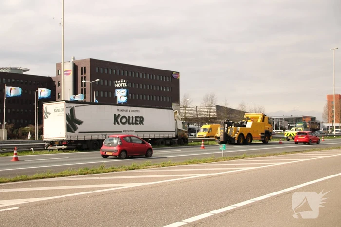 Vrachtwagen botst op vangrail