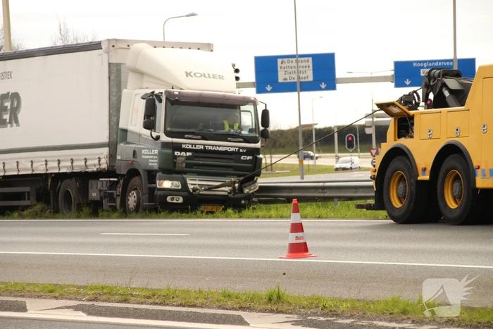 Vrachtwagen botst op vangrail