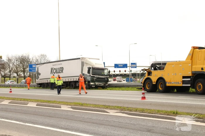 Vrachtwagen botst op vangrail