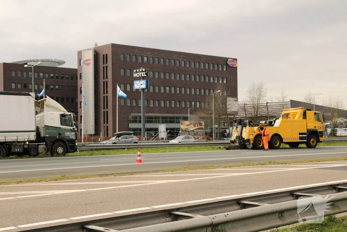 Vrachtwagen botst op vangrail