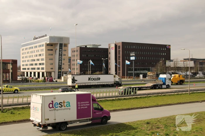 Vrachtwagen botst op vangrail