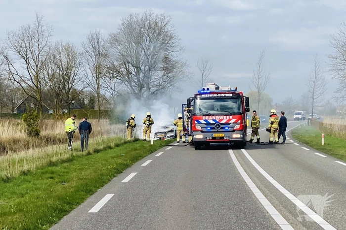Audi vliegt tijdens rijden spontaan in brand