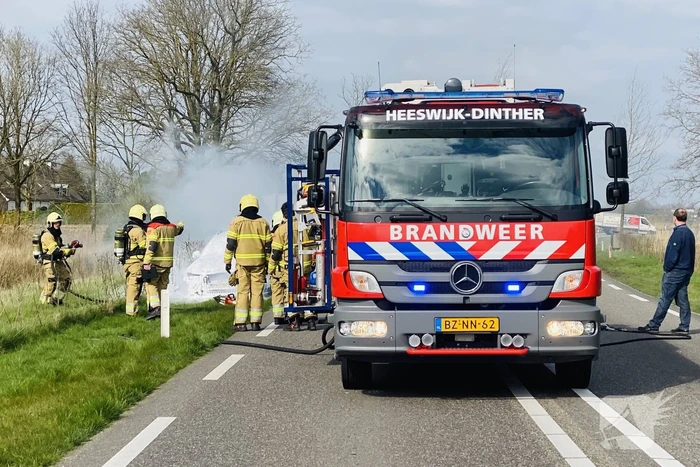 Audi vliegt tijdens rijden spontaan in brand