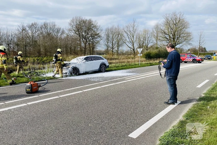 Audi vliegt tijdens rijden spontaan in brand