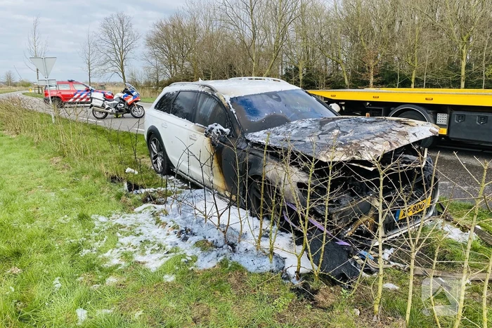 Audi vliegt tijdens rijden spontaan in brand