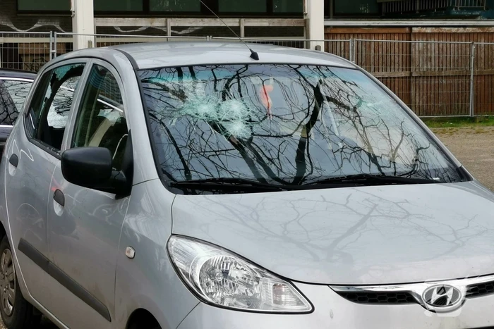 Auto zwaar vernield, persoon gewond