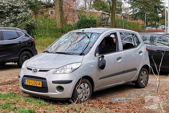 Auto zwaar vernield, persoon gewond