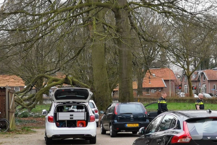 Auto zwaar vernield, persoon gewond