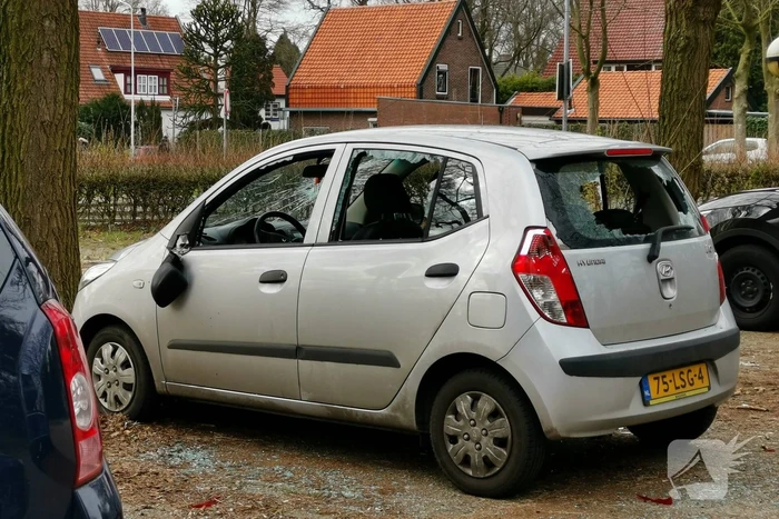 Auto zwaar vernield, persoon gewond