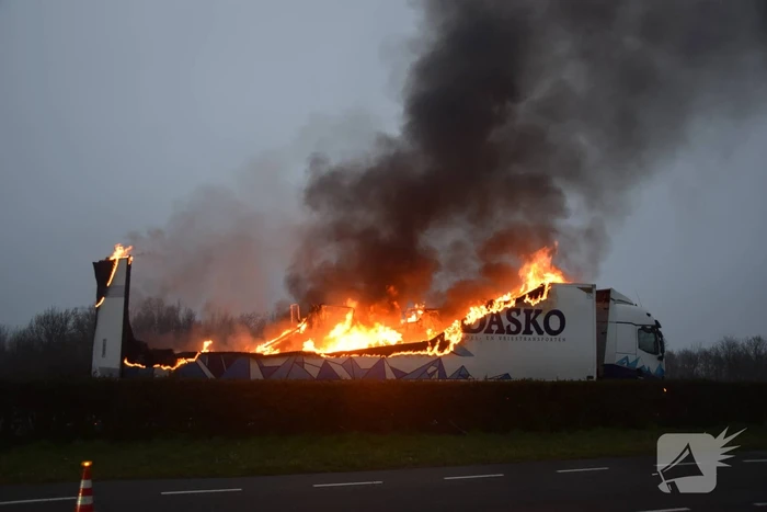Oplegger volledig uitgebrandt