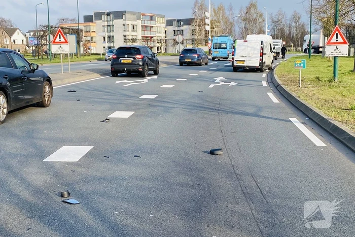 Bestelbussen botsen op elkaar