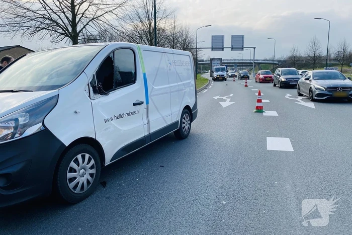 Bestelbussen botsen op elkaar