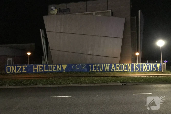 Cambuur-supporters hangen spandoek op voor zorgverleners