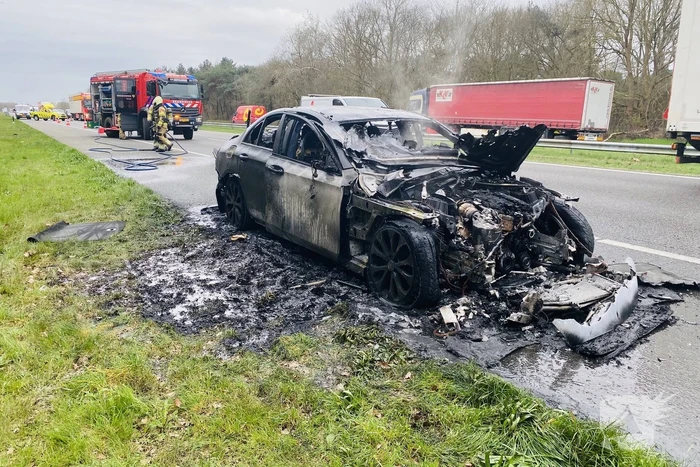 Mercedes sportwagen vliegt tijdens het rijden in brand