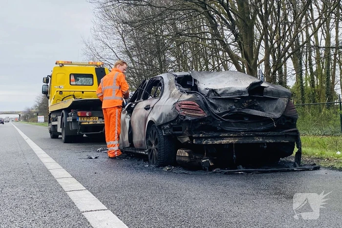 Mercedes sportwagen vliegt tijdens het rijden in brand