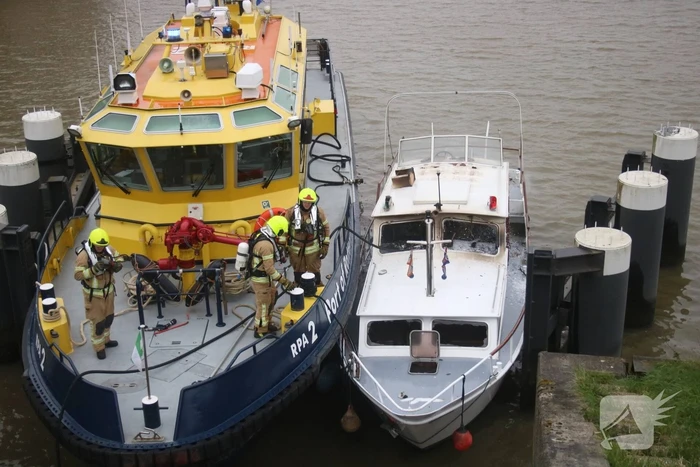 Brand op plezierjacht in haven De Kraanvogel