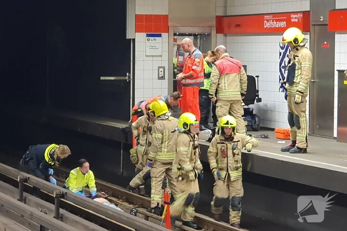 Persoon gewond na val op metrorails