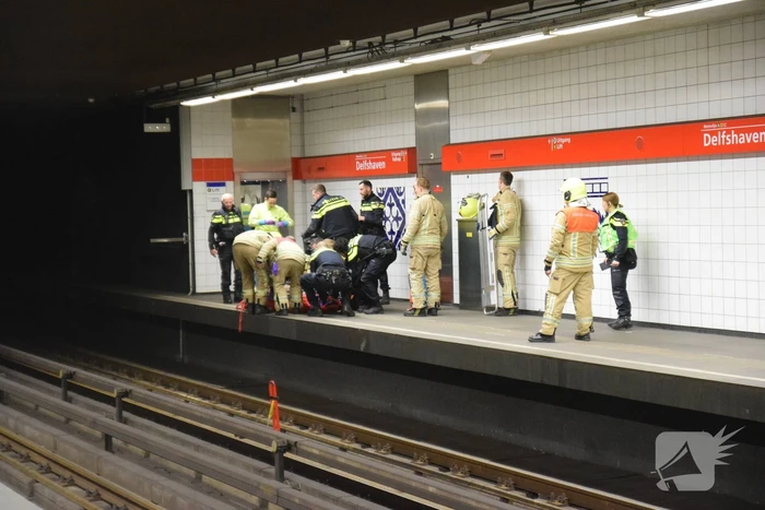 Persoon gewond na val op metrorails