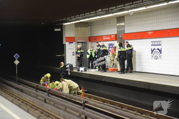 Persoon gewond na val op metrorails