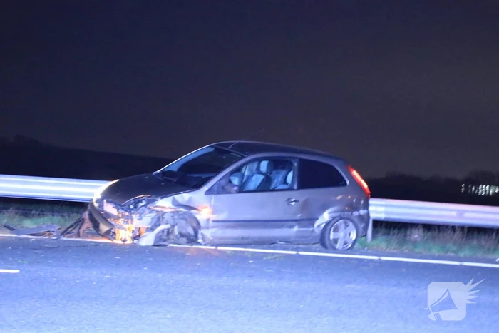 Auto total-loss na crash tegen vangrail