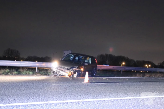 Auto total-loss na crash tegen vangrail