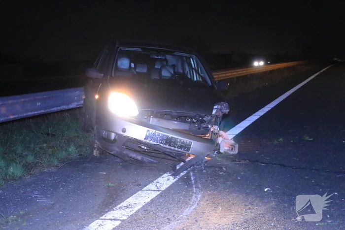 Auto total-loss na crash tegen vangrail