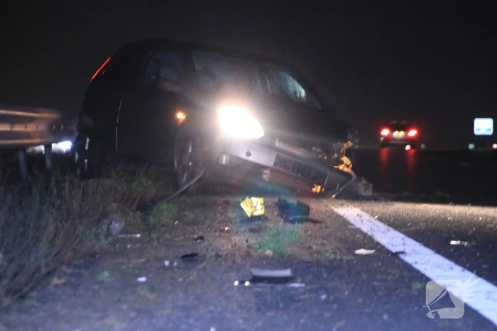 Auto total-loss na crash tegen vangrail