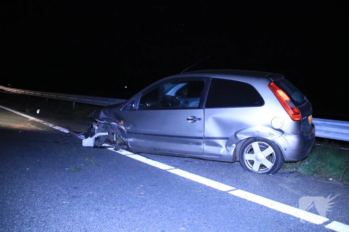 Auto total-loss na crash tegen vangrail