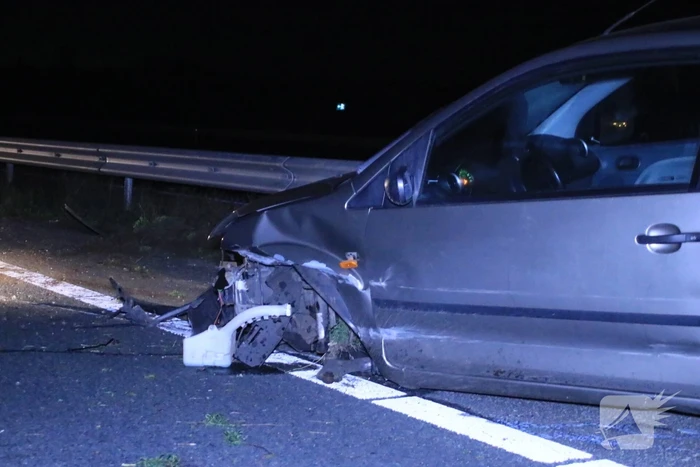 Auto total-loss na crash tegen vangrail