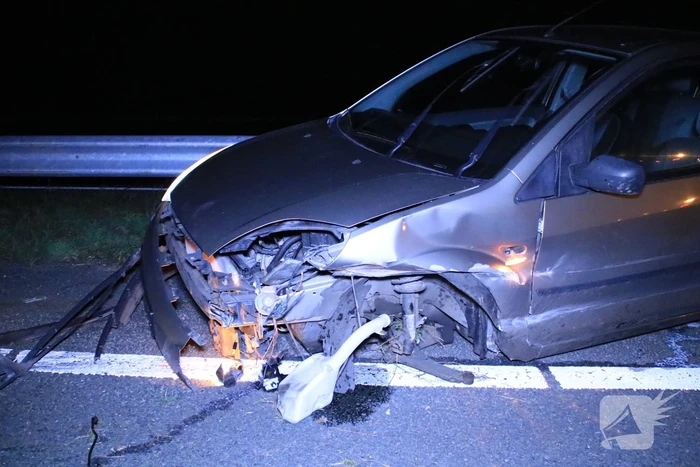 Auto total-loss na crash tegen vangrail