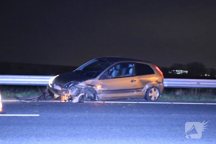 Auto total-loss na crash tegen vangrail