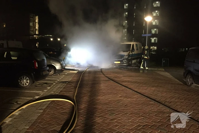 Auto en bestelbus zwaar beschadigd na brand