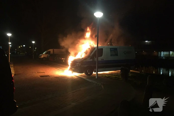 Auto en bestelbus zwaar beschadigd na brand