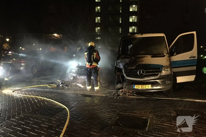 Auto en bestelbus zwaar beschadigd na brand