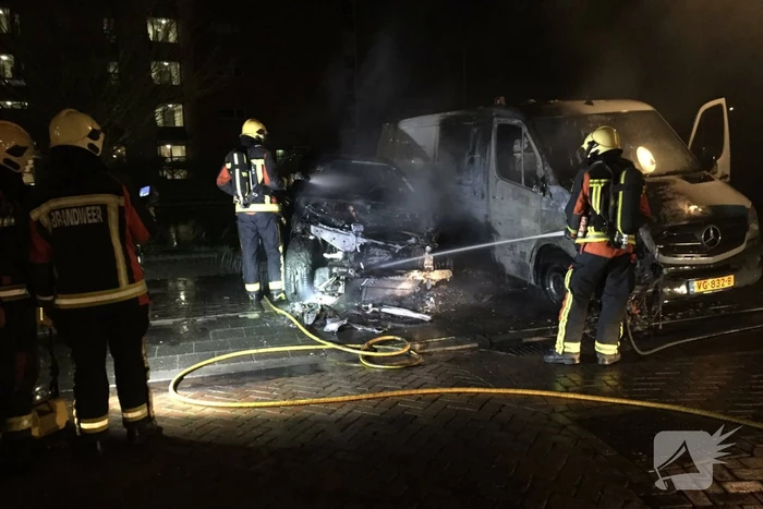 Auto en bestelbus zwaar beschadigd na brand