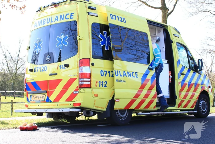 Twee fietsers botsen op fietspad