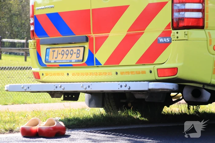 Twee fietsers botsen op fietspad