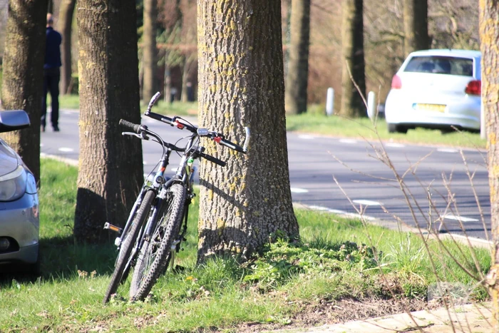 Twee fietsers botsen op fietspad