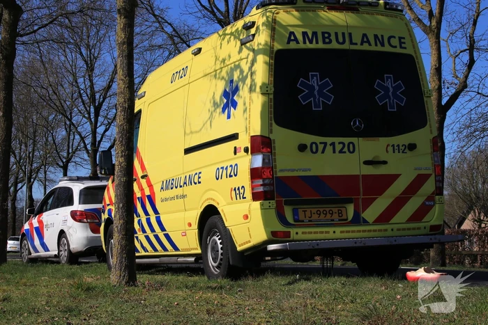 Twee fietsers botsen op fietspad