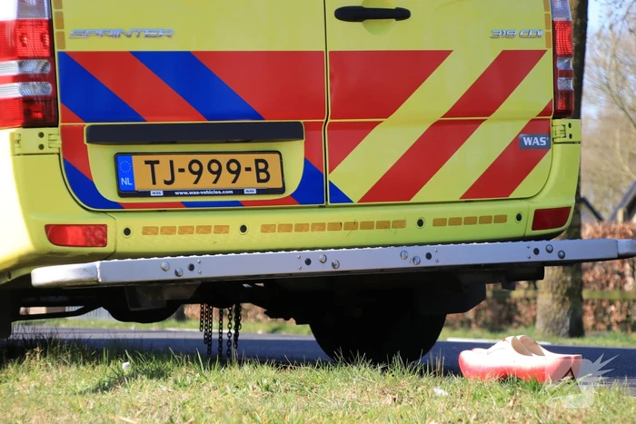 Twee fietsers botsen op fietspad