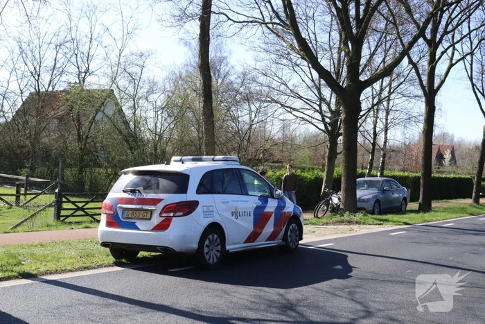 Twee fietsers botsen op fietspad